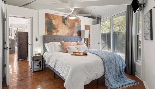 Romantic Cozy Cottage Views Hot Tub Minutes to FUN