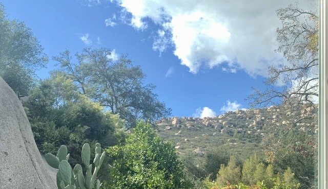 Romantic & cozy cottage w/fireplace; close to hiking trails & 30min to San Diego