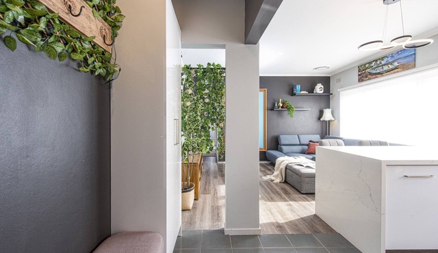 Romantic Cozy Getaway central location, shopping, food and entertainment