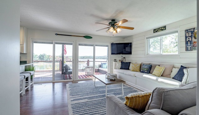 Romantic Cozy Lakefront Escape-Stunning Views-Winter Retreat