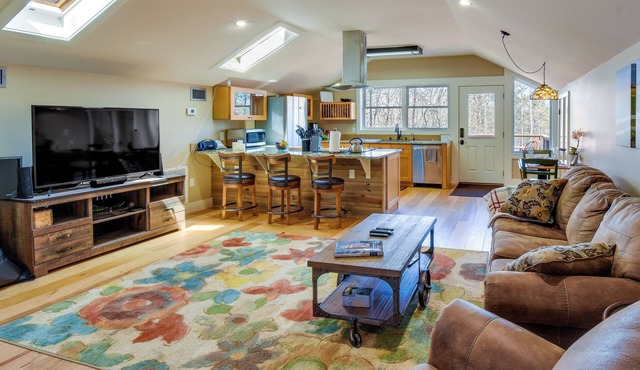 Romantic, Cozy Loft w/Yard, 5 Miles to Clemson