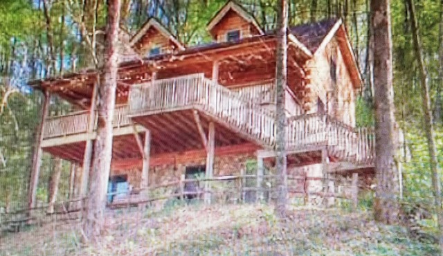 Romantic,Cozy Log Cabin, Hot Tub, WiFi, pool table