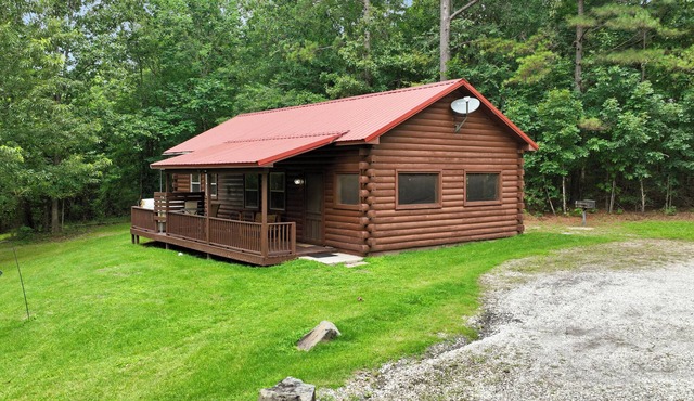 Romantic Creek Cabin with Hot Tub