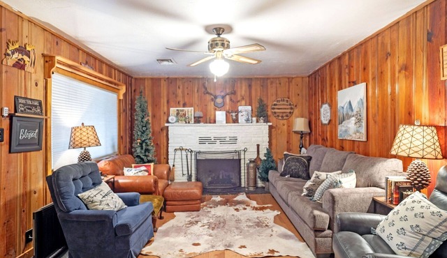 Romantic Creekside Cabin Cozy Fire Movie Room Quiet Pines