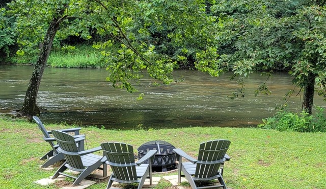 Romantic Creekside Cabin w/Hot Tub!