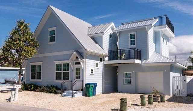 Romantic, Cute Cottage on Anna Maria Island. Close To Everything. Pet Friendly!