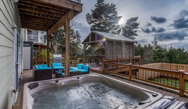 Romantic Cutie in Seal Rock with Kitchenette, Gazebo, BBQ, Firepit, and Hot Tub!