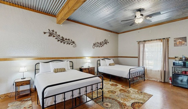 Romantic, dog-friendly cabin with on-site courtyard, close to wineries