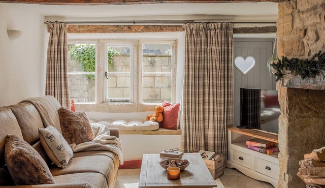 Romantic Dog-Friendly Cotswolds Retreat With Views of Slad Valley, Painswick