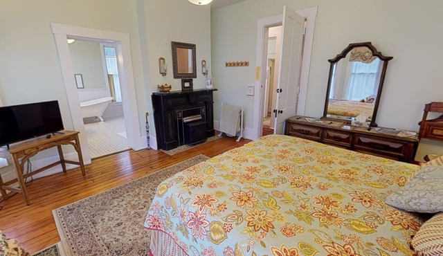 Romantic Dogwood Room, Clawfoot Bathtub in Historic Hyde House, Hocking Hills