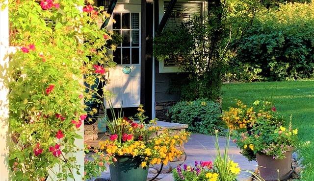 ROMANTIC ENCHANTED COTTAGE WITH PRIVATE HOT TUB & POOL ACCESS ON PRIVATE RANCH