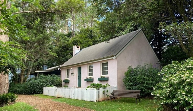 Romantic English Cottage on Tamborine Mountain, Double Spa and Wood Fire Place