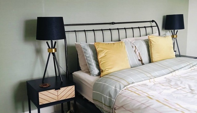 Romantic English cottage three bedrooms, detached, drive for three cars, homely