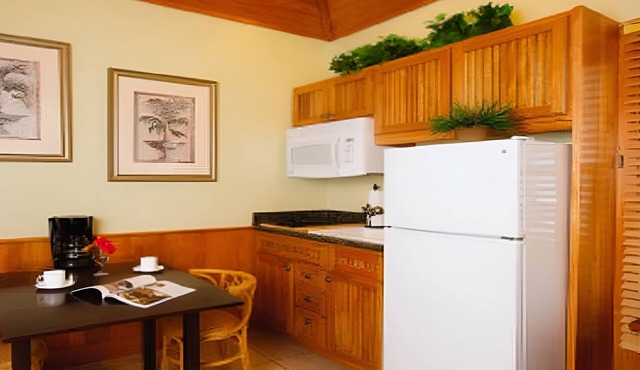 Romantic Escape: Cottage w/Bay View | Porch | Kitchen | Free Parking | Pool
