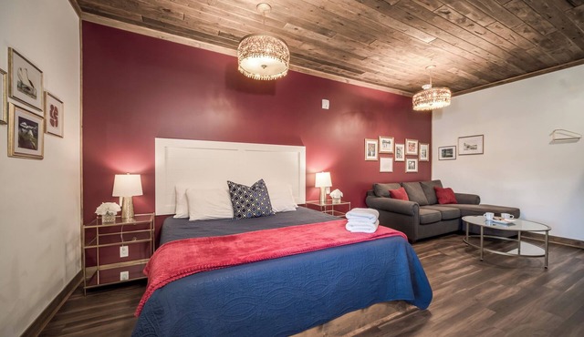 Romantic Escape | Cozy Fire | Coffee & Dining