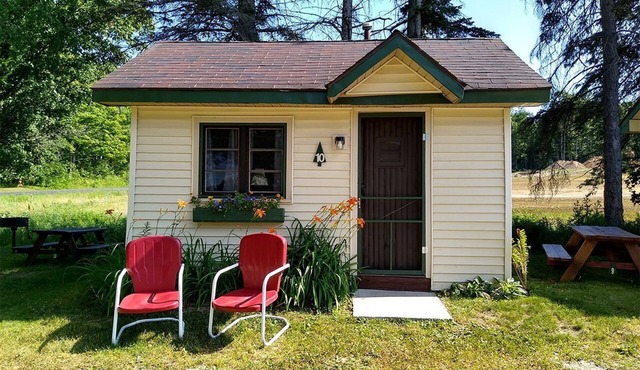 Romantic Escapes Await in this Charming Cabin in Cadillac, Michigan