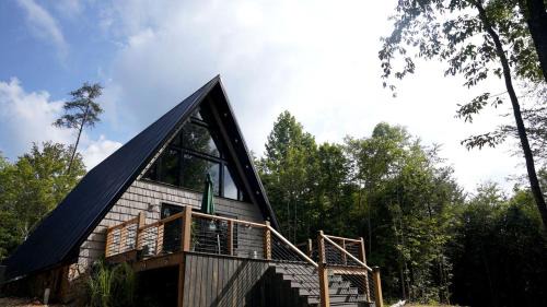 Romantic Escapes in this Stunning A-Frame in North Carolina with Access to a Private Hot Tub and Fire Pit