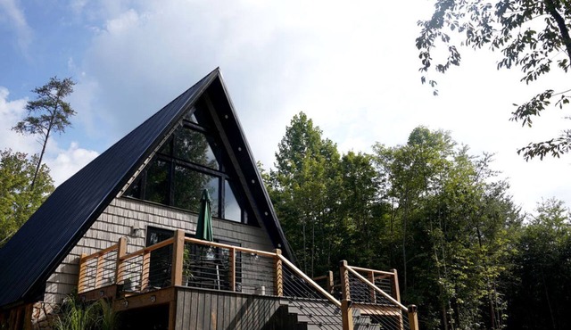 Romantic Escapes in this Stunning A-Frame in North Carolina with Access to a Private Hot Tub and Fire Pit