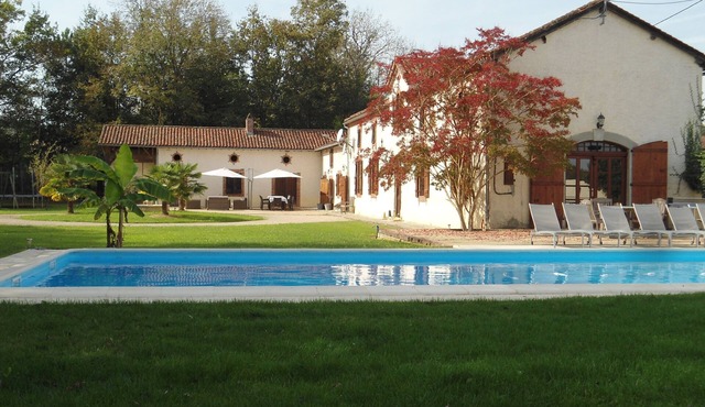Romantic family villa, big pool, garden and forest. Silence and space. WIFI.