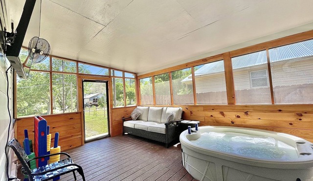 Romantic Farmhouse w hot tub, DT SM 5 min
