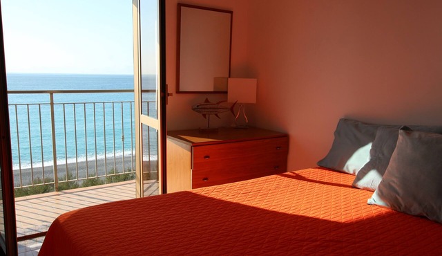 Romantic flat on the beach, sunset sea view, free parking, WIFI, TV in Marina