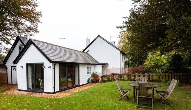 Romantic Forest Cottage with private garden, dog friendly, forest views from bed