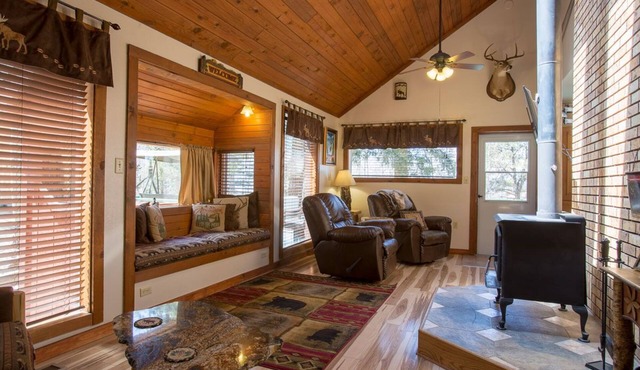 Romantic Forest Hideaway, Hot Tub, WiFi, near Attractions & Breweries!
