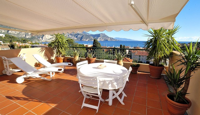 Romantic Apartment with Amazing SEA VIEW WI-FI & PARKING