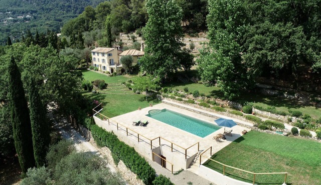 Romantic French Farmhouse with Panoramic Views 12