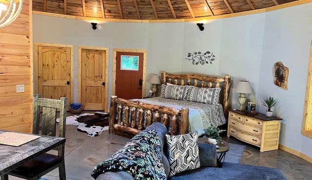 Romantic Fun Escape in WNC Mtns, Hot Tub, Firepit, babbling brook & starry skies