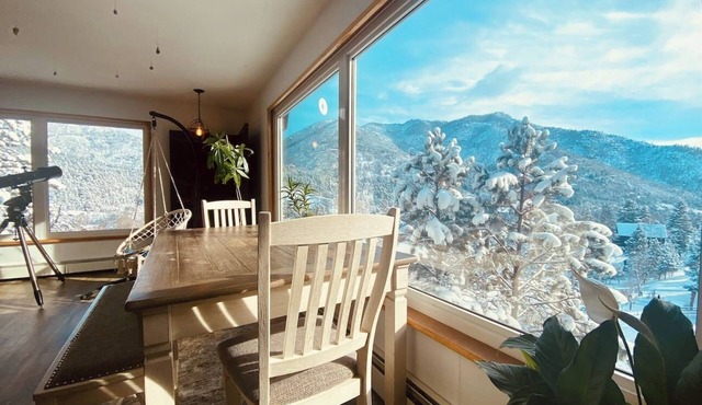 Romantic Getaway; Private Hot Tub, Mt Views & Art