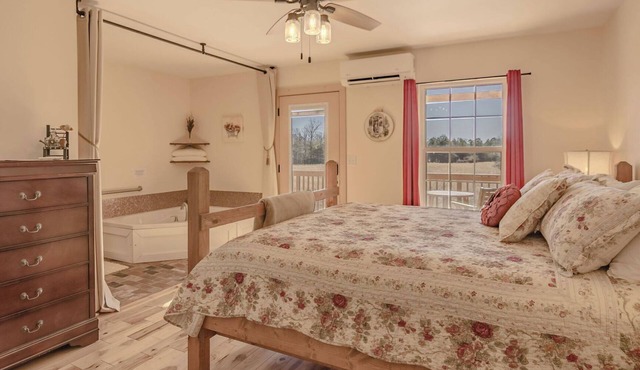 Romantic Garden Suite with Jacuzzi & Pasture Views at Beulah Farm