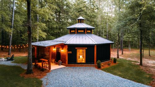 Romantic Gazebo Cottage w Hot Tub & Pond