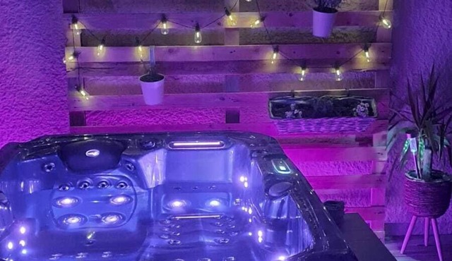 Romantic getaway with private jacuzzi near Carcassonne