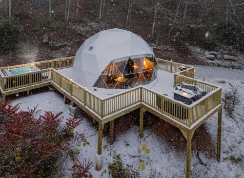 Romantic Geodesic Dome with Hot Tub, Perfect for Stargazing in Pipestem, West Virginia