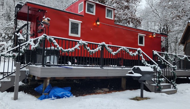 Romantic Get-a-Way! 1954 Rail Road Caboose! Relaxing Hot Tub!