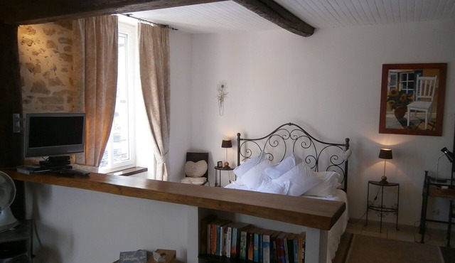 Romantic get away on the square in Saint-Chinian with fantastic walking and wine