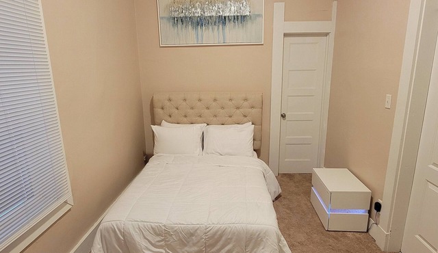 Romantic get away in a serene neighborhood @ downtown Indy