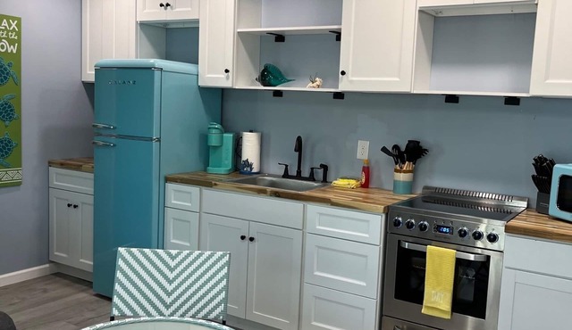 Romantic Getaway, #302, 2 min walk to the beach.