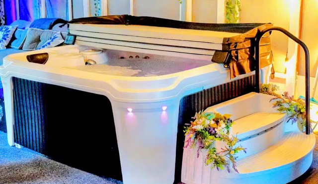Romantic getaway. 38 mins from Chicago. Hot tub!