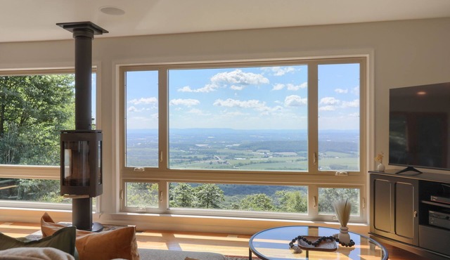 Romantic Getaway, Breathtaking View on Blue Mountain/Appalachian Trail w/hot tub
