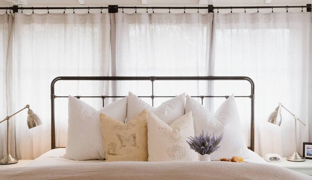 Romantic Getaway by the Ocean - Walk to Town and Beach - It's a Dream House!