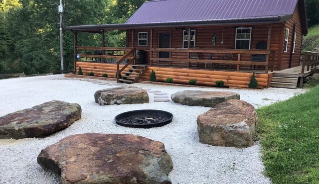 Romantic Getaway Cabin with Hot Tub and wi-fi