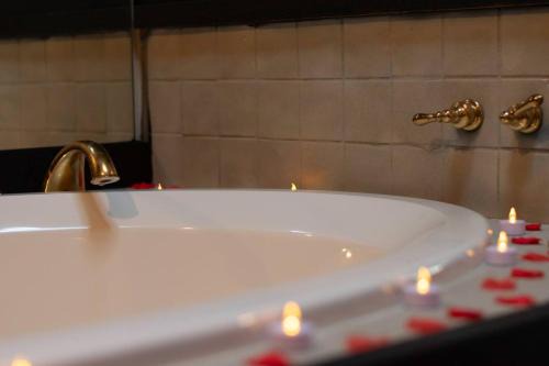 Romantic Getaway Cabin with Jacuzzi