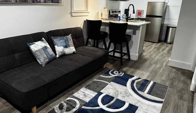 Romantic Getaway for two; 9 min drive to UNC; near downtown