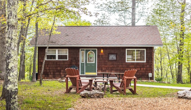 Romantic getaway for 2 with stunning views and Private River Access