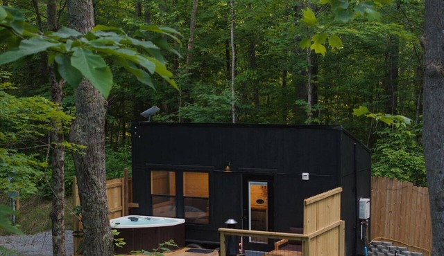 Romantic Getaway, Hot Tub, Fire Pit, and Near Hiking!