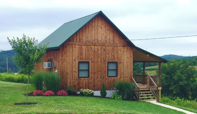 Romantic getaway in Southeastern Ohio. Family and pet friendly.