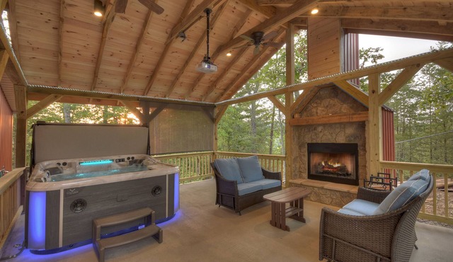 Romantic Getaway, King Bed, privateHOT TUB,Outdoor Fireplace, 1Min to downtown