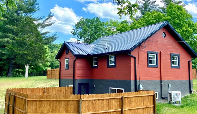 Romantic Getaway: King Bed, Hot Tub, Fenced Yard, Wooded Nature Trail